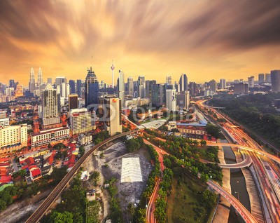 farizun amrod, Warm sunset of Kuala Lumpur. Kuala Lumpur is the capital and the largest city of Malaysia with motion sky (kuala lumpur, malaysia, turm, nacht, panorama, orientierungspunkt, zwillinge, gebäude, anblick, asien, hotel, zentrum, zentrum, skyscraper, hauptstädtisch, downtown, reiseziel, reisen, interessiert, business, urbano, attraktion, szenerie, hochhau)
