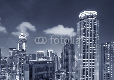 leeyiutung, Skyline of Hong Kong City at dusk (stadt, hong kong, skyline, skyscraper, urbano, schwarzweiß, apartment, architektur, asien, hintergrund, gebäude, china, stadtlandschaft, eigentumswohnung, eigentumswohnung, konstruktion, überfüllt, stadtteil, downtown, äusseres, fassade, hoch, hochhau)