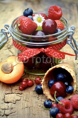 S.H.exclusiv, Zutaten für Obstsalat  - Marmelade einkochen (sommer, obst, obst, obstsalat, diät, organisch, salate, gesundheit, essen, frühstücken, frühstücken, bauernhaus, essen, obst, bunt, beere, erdbeere, himbeeren, kirsche, rosinen, blaubeere, blaubeere, weintraube, apricots, holz, rustikal, geschen)