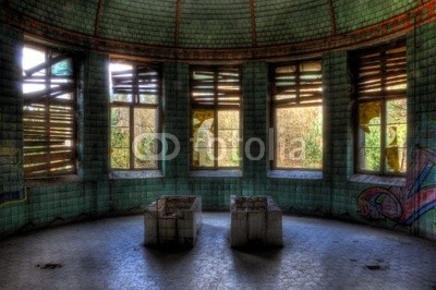 Grischa Georgiew, Beelitzer Symmetrie (krankenhaus, sanatorium, krankenhaus, bäder, bäder, schwimmen, verschmutzt, verfallen, geschichte, ruine, vergammelt, klapprig, stimmung, dunkel, surreal, symmetrie, symmetrisch, depression, verschmutzt, stil, baustil, architektur, interieur, fenste)