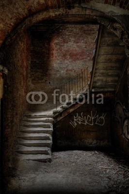 Grischa Georgiew, Treppe links (ruine, verfallen, stuhl, licht, gebäude, kaputt, klapprig, aufpolieren, instandsetzung, wand, verschmutzt, verschmutzt, mystisch, surreal, ddr, treppe, geländer, geschichte, vergangenheit, putz, mauerwerk, bröckeln, zerstörung, bejahrt, denkmal, fenste)