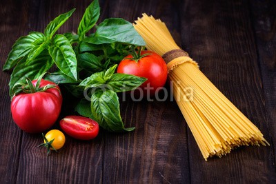 oxxyzay, Spaghetti and tomatoes with herbs. (basilikum, italienisch, küche, oliven, öl, essen, pasta, tomaten, tisch, rot, kochen, hintergrund, roh, spaghetti, vegetarisch, italien, salz, alt, menü, board, nudel, rustikal, holz, braun, gelb, restaurant, kulinarisch, entwerfen, ländlich)