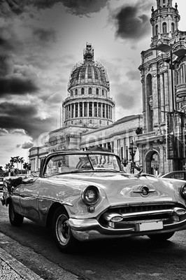 javigol860101, Black and white image of Havana street with vintage car and Capi (autos, cuba, havana, alt, jahrgang, classic, straße, kubaner, american, retro, straßen, schwarz, weiß, urbano, reisen, transport, old-timer, antikes, vehikel, kfz, personenwagen, taxi, schöner, stadt, verkehr, blau, gebäude, verfault, grunge, tropisc)