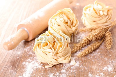 M.studio, raw tagliattelle (tagliatelle, roh, kochen, pasta, teig, nudelholz, essen, kochen, zutaten, mehl, holz, hintergrund, italienisc)