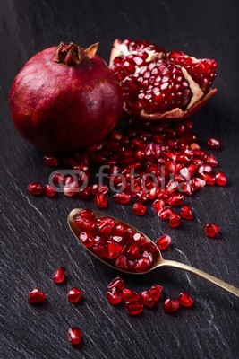 luigi giordano, frutto e semi di melagrana (granatäpfel, granatäpfel, samen, obst, rot, schale, reif, scharlach, sektion, frisch, wohlbefinden, sich gesund ernähren, farbe, herbst, jahreszeit, besitz, antioxidans, salut)