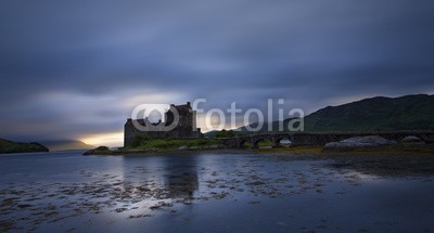 Alta Oosthuizen, Eilean Donan Castle at Dornie on Kyle of Lochalsh in Scotland wi (grossbritannien, uralt, architektur, attraktion, blau, brücke, gebäude, schloss, keltisch, wolken, wolken, reiseziel, berühmt, kastell, festung, highland, historisch, geschichte, insel, see, orientierungspunkt, landschaft, see, mittelalterliches, al)