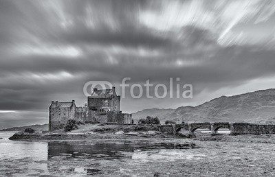 Alta Oosthuizen, Eilean Donan Castle at Dornie on Kyle of Lochalsh in Scotland ar (grossbritannien, uralt, architektur, attraktion, schwarz, brücke, gebäude, schloss, keltisch, wolken, wolken, reiseziel, berühmt, kastell, festung, highland, historisch, geschichte, insel, see, orientierungspunkt, landschaft, see, mittelalterliche)