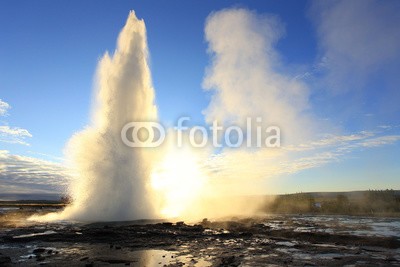 romanslavik.com, Strokkur Geysir Eruption against the Sun, Iceland (island, geysir, eruption, landschaft, orientierungspunkt, hoheitsvoll, natur, isländisch, blue sky, blau, himmel, gold, sonne, angestrahlt, gold, wasser, kochend, explosion, extrem, berühmt, thermal, europa, reiseziel, schöner, schlag, insel, rauc)