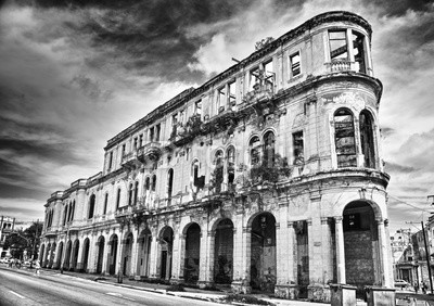 javigol860101, Black and white image of crumbling old building facade with dram (schwarz, weiß, bejahrt, architektur, balkon, gebäude, karibik, stadt, stadtlandschaft, kolonial, bunt, kolonne, cuba, kubaner, verfault, reiseziel, dramatisch, häuser, zerfressen, exotisch, äusseres, fassade, grunge, havana, erbschaft, historisc)