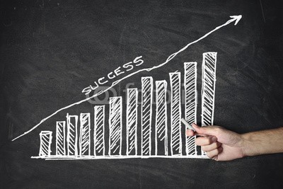 olly, Increasing business results (schultafel, lehrender, kreide, board, schultafel, hand, schule, studenten, schreiben, remis, kreativ, mann, details, schwarz, hintergrund, business, work, oberfläche, textur, job, nachricht, show, zeigen, grafik, pfeil, erfolg, marketing, verdienen, gel)