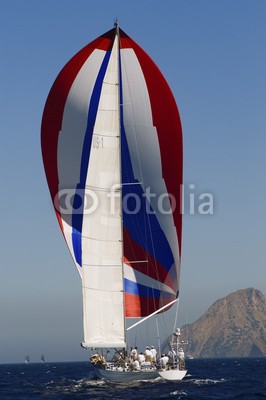 biker3, Rear shot of a yacht at full sail in the ocean against the hill and clear sky (outdoors, hügel, himmel, erholung, grosssegel, segelboot, abenteuer, yacht, wassersport, sailing, wasserfahrzeuge, küstenlinie, spinnaker, ozean, wasser, wind, nautisch, rückansicht, boot, verkehr, segel, schiffe, meer, marin, bootfahren, wettbewer)