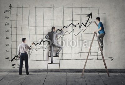 olly, Businessmen at work (grafik, mann, business, gespann, teamwork, kaufmann, job, beruf, karriere, schultafel, board, rücken, schultern, schreiben, sätze, pfeil, ideen, erfolg, wachsen, klettern, aufschwung, erhöhung, maßstab, treppe, step, way, zimmer, innen, büro, konzep)