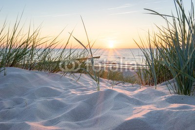 ThomBal, Sonnenuntergang an der Ostsee (ostsee, stranden, sonnenuntergang, rügen, usedom, düne, sand, düne, meer, nordsee, sandstrand, küste, urlaub, wasser, himmel, gras, horizont, abend, abend, sonne, froh, licht, gelassenheit, romantisch, stille, landschaft, abendsonne, sonnenstrah)