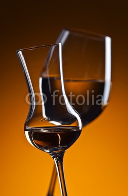 Igor Normann, Closeup of glasses with white wine (wein, rotwein, weißwein, alkohol, weingut, trinken, weingläser, close-up, rot, silhouette, bar, alkoholiker, hintergrund, schwarz, weiß, getränke, bordeaux, cabernet, glas, foodie, flüssigkeit, merlot, restaurant, studio, lichtdurchlässi)