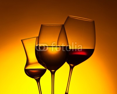 Igor Normann, glasses with red and white wine (wein, rotwein, weißwein, alkohol, weingut, trinken, weingläser, close-up, rot, silhouette, bar, alkoholiker, hintergrund, schwarz, weiß, getränke, bordeaux, cabernet, glas, foodie, flüssigkeit, merlot, restaurant, studio, lichtdurchlässi)