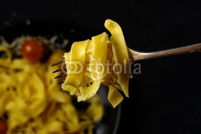 fotoatelie, Fettuccini pasta with cherry tomatoes and bacon on a fork. (fettuccine, abzweigungen, alfred, hintergrund, schwarz, käse, kochen, kochen, kultur, köstlich, abendessen, gericht, mehl, essen, frisch, knoblauch, foodie, gesund, selbstgemacht, zutaten, italienisch, italien, lunch, mahlzeit, mittelmeer, nudel, parmesa)
