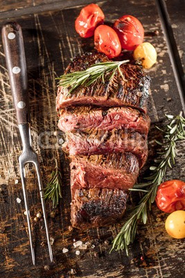 karepa, Filetfleisch vom Grill (Grillzeit) (grill, steak, tenderloin, rind, fleisch, feuer, frühling, sommer, rezept, gericht, rosmarin, kraut, hintergrund, rost, holz, geröstet, barbecue, rösten, brennen, catering, close-up, dunkel, essen, flamme, glühen, holzkohlen, hot, kochen, köstlic)