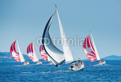 Pavel, Sailing boat with black and white spinnaker catching up sailing boat on horizon (segel, spinnaker, yacht, boot, meer, ozean, oberteile, wettrennen, blau, drohne, segelboot, horizont, schiff, wind, wasser, reisen, gespann, matrosen, nautisch, sport, urlaub, weiß, freiheit, frei, sonnenuntergang, mittelmeer, abenteuer, peace, erfol)
