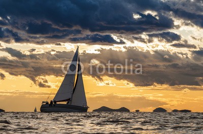Pavel, Sailing boat on open sea with dramatic clouds and small islands in background (segel, segeln, yacht, boot, meer, ozean, oberteile, wettrennen, blau, segelboot, horizont, schiff, wind, wasser, reisen, gespann, matrosen, nautisch, sport, urlaub, sonnenaufgang, freiheit, sonne, frei, sonnenuntergang, mittelmeer, abenteuer, peace, erfol)