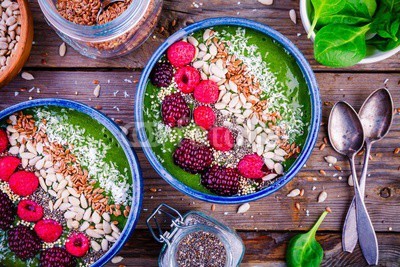 nblxer, Green spinach smoothie bowl with raspberry,.blackberry,.flax seeds, sunflower seeds and coconut chips (grün, smoothie, schüssel, samen, himbeeren, leinsamen, brombeere, farbe, essen, gesund, essen, obst, organisch, trinken, diät, gemüse, vegetarisch, spinat, frische, frühstücken, tisch, entgiftung, vermischt, hölzern, vegan, nährstoffe, kiwi, ro)