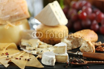 Africa Studio, Slate plate with variety of cheese on table (divers, sortiment, hintergrund, blauschimmelkäse, board, brot, brie, calcium, camembert, cheddar, käse, käseplatte, close-up, sätze, käserei, deli, köstlich, diät, different, essen, flavour, essen, frisch, gastronomie, gouda, foodi)