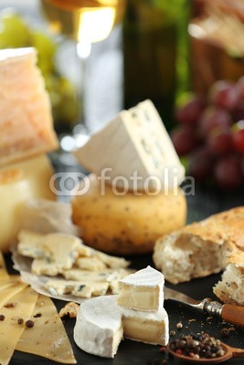 Africa Studio, Slate plate with variety of cheese on table (divers, sortiment, hintergrund, board, brot, brie, calcium, camembert, cheddar, käse, käseplatte, close-up, sätze, käserei, deli, köstlich, diät, different, essen, flavour, essen, frisch, gastronomie, gouda, foodie, lebensmittelgeschäft, gesun)