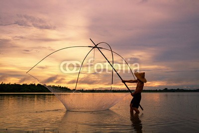 sutiporn, Fisherman on silhouette sunrise with gear fishing on the lake is a culture of Thai or Laos people's (asien, chinese, cochin, abenddämmerung, fisch, fischer, fischfang, fischernetz, kastell, horizont, indien, indianer, kerala, kōchi, see, landschaft, natur, netz, meer, küste, silhouette, himmel, sonne, sonnenaufgang, sonnenuntergang, traditionell, reise)