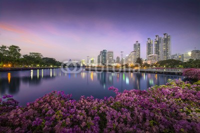 Sakrapee Nopparat, High business building behind the river in the park at beautiful night Bangkok Thailand. (stadt, skyline, nacht, gebäude, monochrom, neu, himmel, büro, reisen, stadtlandschaft, downtown, anblick, orientierungspunkt, sonnenuntergang, business, licht, architektur, skyscraper, groß, urbano, tourismus, hoch, berühmt, hintergrund, oberteil)