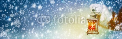 Floydine, Weihnachten, Hintergrund  -  Weihnachtsmann hält Laterne im Schnee (weihnachten, advent, winter, weihnachtsmann, lampe, schnee, weihnachtszeit, winterlandschaft, landschaft, banner, panorama, hintergrund, schneeflocke, weihnachten, neujahr, eiskristall, verschneit, nachthimmel, heiligabend, aussen, leuchten, schimmer)