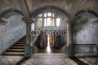 Grischa Georgiew, Beelitzer Säulengewölbe (bejahrt, architektur, ruine, krankenhaus, verfallen, vergangenheit, licht, gebäude, kaputt, klapprig, aufpolieren, instandsetzung, wand, verschmutzt, verschmutzt, mystisch, surreal, ddr, treppe, schönheit, geschichte, putz, mauerwerk, bröckel)