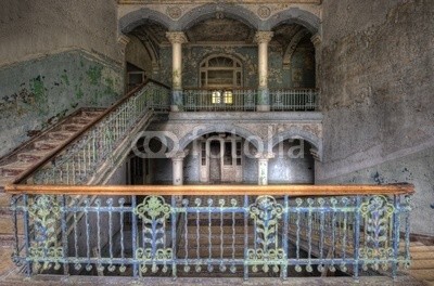 Grischa Georgiew, old floor (bejahrt, architektur, ruine, krankenhaus, verfallen, vergangenheit, licht, gebäude, kaputt, klapprig, aufpolieren, instandsetzung, wand, verschmutzt, verschmutzt, mystisch, surreal, ddr, treppe, schönheit, geschichte, putz, mauerwerk, bröckel)