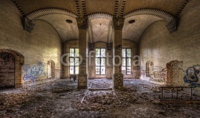 Grischa Georgiew, Säulenhalle (bejahrt, architektur, ruine, krankenhaus, verfallen, vergangenheit, licht, gebäude, kaputt, klapprig, aufpolieren, instandsetzung, wand, verschmutzt, verschmutzt, mystisch, surreal, ddr, treppe, schönheit, geschichte, putz, mauerwerk, bröckel)