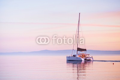 kite_rin, Sailing yacht in Mediterranean sea at sunset. Travel and active lifestyle concept (yacht, segelboot, sailing, landschaft, landschaftlich, meer, blau, italien, frankreich, kroatien, kroate, strand, hintergrund, schönheit, schöner, sonnenaufgang, abend, sonne, schiff, sonnenuntergang, boot, küste, farbe, korfu, tage, reiseziel, europ)