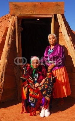 David Smith, Elderly Navajo woman with her daughter (lebensalter, american, bunt, kulturell, kultur, töchter, mütter, familie, alte leute, ethnisch, ethnie, weiblich, hogan, hütte, indianer, indigen, schmück, reif, schlamm, sand, strukturen, wohnung, minderheit, nation, einheimisches, navajo, al)