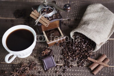 gpointstudio, Homemade black coffee is wonderful (kaffee, bohne, sacks, kaffeemühle, schwarzer kaffee, mocha, hölzern, tisch, selbstgemacht, vorbereitung, espresso, make, to do, präparieren, tassen, zimt, schokolade, frische, koffein, kaffeemühle, tasche, brotzeit, entspannun)