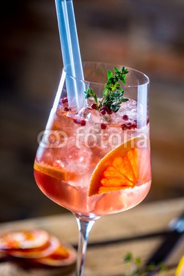 weyo, Cocktail drink on a old  wooden board. Alcoholic beverage with tropical fruits red pepper herb and ice (cocktail, cocktail, trinken, spritz, trinken, hintergrund, glas, bar, kalt, party, alkohol, obst, sommer, frisch, eis, getränke, alkoholiker, wodka, lemmon, pampelmusen, orange, minzen, grün, erfrischend, slice, kalk, weiß, tropisch, gin, saft, ro)