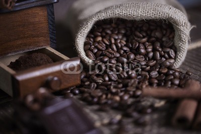 gpointstudio, Sack of coffee bean and coffee mill (kaffeemühle, kaffeemühle, sacks, kaffeebohne, bohne, kaffee, altmodisch, mahlen, schwarzer kaffee, selbstgemacht, mühlen, mahlwerk, vorbereitung, close-up, verschwommen, korn, make, präparieren, to do, zutaten, morgens, frische, brotzeit, fot)
