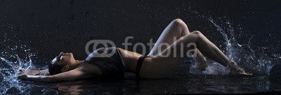 Wisky, Sexy brunette in t-shirt under water in the dark (wasser, körper, frau, sexy, hot, erwachsen, glamour, spielerisch, weiblich, natürlich, modellieren, charmant, mädchen, geschlechtlich, provokativ, sinnlich, attraktiv, verhüllt, jung, europäisch, perfect, abspecken, schöner, figuren, haut, platsc)