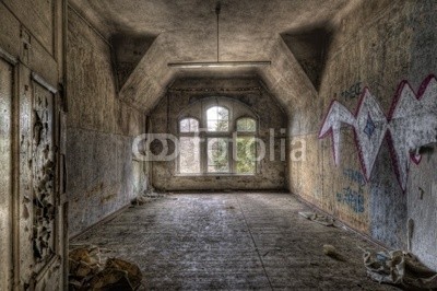 Grischa Georgiew, dark room (architektur, bejahrt, raum, zimmer, haus, gebäude, krankenhaus, verfallen, ddr, kultur, krankenhaus, vergangenheit, fenster, blick, tür, rahmen, müll, dreck, umwelt, wand, farbe, abblättern, blättern, depression, stimmung, umweltverschmutzun)