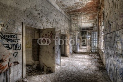 Grischa Georgiew, ancient floor in an abandoned hospital (architektur, ruine, bejahrt, haus, diele, gebäude, ddr, gang, fenster, krankenhaus, farbe, blättern, abblättern, fassade, geschichte, verfallen, kultur, denkmal, erbschaft, vergangenheit, licht, gebäude, kaputt, klapprig, aufpolieren, instandsetzun)