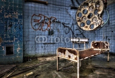 Grischa Georgiew, gesetzlich versichert? (krankenhaus, krankenhaus, bejahrt, architektur, gesellschaft, krankenkasse, verfallen, vergangenheit, operation, halle, operationssaal, lampe, lampe, couch, krank, krankheit, heal, heilung, zerstörung, geschichte, verfall, haus, raum, kunst, kultur, kaput)