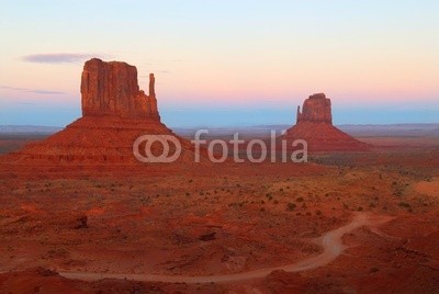 David Smith, The Mittens in Monument Valley Utah (landschaft, park, himmel, rot, orange, navajo, fausthandschuh, monuments, oden, butte, westen, arizona, vale, sunrise, tribal, südwesten, amerika, steine, fels, rosa, silhouette, dramatisch, blau, natur, wolken, reisen, morgengrauen, sonnenuntergäng)