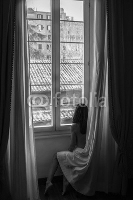 Tetiana, Morning in Rome. Naked girl sitting near a large window wrapped in a curtain, black and white photo (fenster, nackt, frau, hotel, zimmer, körper, posieren, reise, morgens, jung, schöner, portrait, schönheit, leute, gardine, haare, haus, weiß, schauend, schwarz, traurig, warten, dunkel, mann, interieur, modelliere)