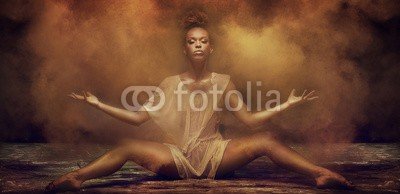 neonshot, Beautiful afro girl dancer over dust. (schauspielerin, aerobic, afrikanisch, afro, american, kunst, attraktiv, balance, ballerina, ballett, schöner, klassik, tanzen, tänzer, eleganze, weiblichkeit, flexibilität, mädchen, gold, gnade, graziös, gymnastisch, beine, modern, movement,)