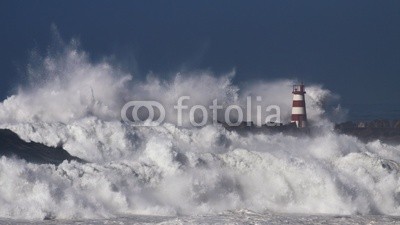 Zacarias da Mata, Stormy waves (meer, tsunamis, welle, atlantic, leuchtfeuer, groß, kalamität, klima, farbe, wirbelsturm, gefahr, dunkel, tage, katastrophe, dramatisch, energie, fließen, freiheit, gott, schwer, hoffnung, horizont, orkan, landschaft, licht, leuchtturm, marin, natu)