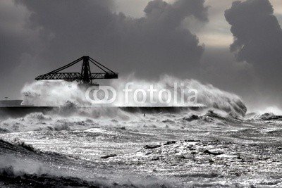 Zacarias da Mata, Stormy Waves (welle, kräne, hafen, sturm, ozean, porto, stürmisch, portugal, atlantic, groß, blau, brise, klima, wolken, kalt, farbe, wirbelsturm, gefahr, dunkel, tage, katastrophe, dramatisch, energie, fließen, freiheit, gott, schwer, hoffnung, horizont, landschaf)
