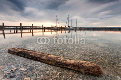 Jenny Sturm, Hafen Wörthsee (bavaria, anlegestelle, kai, wetter, steine, klar, durchsichtig, boot, segelboot, jahreszeit, frühling, abend, abenddämmerung, bewölkt, bedeckt, brücke, holz, holzbrücke, urlaub, tourismus, erholung, ufer, küste, urlaub, entspannung, montag)