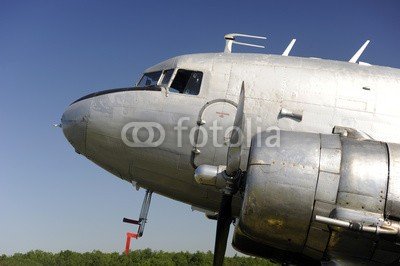 morane, DC3 au parking (flugzeug, flieger, wohlstand, aeronautisch, luft, luftfahrt, alt, sammlung, fracht, douglas, luftig, zeigen, force, kriegen, story, historisch, engineer, museum, fahrgäste, fahrer, cockpit, spirale, technologie, nase, transport, schwarm, fliegende)