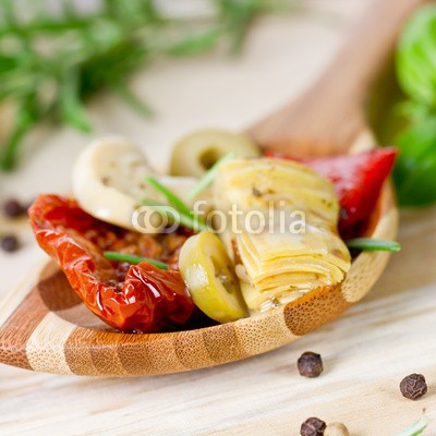 Thomas Francois, Antipasti (antipasto, pilz, pilz, gemüse, mittelmeer, italien, italienisch, tomaten, tomaten, rosmarin, kraut, artischocke, artischocke, getrocknete, getrocknete, vorspeise, restaurant, schließen, close-up, makro, paprika, kochlöffel, küche, kochen, rezep)
