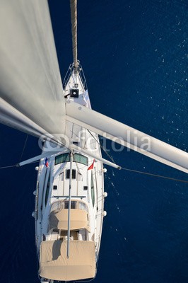 Alvov, view from the mast on a sailing yacht (spaß, bellen, meer, himmel, wettrennen, schiff, wind, crew, gespann, blau, boot, trip, segel, schnell, kräfte, froh, welle, amphetamine, hobby, sport, ozean, weiß, yacht, wasser, reisen, leute, bewegung, marin, fahrzeug, aktiv, sommer, natur, freihei)